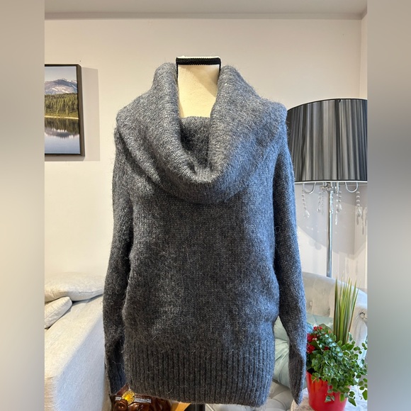 Size S H&M shoulder off navy color sweater - Picture 2 of 7